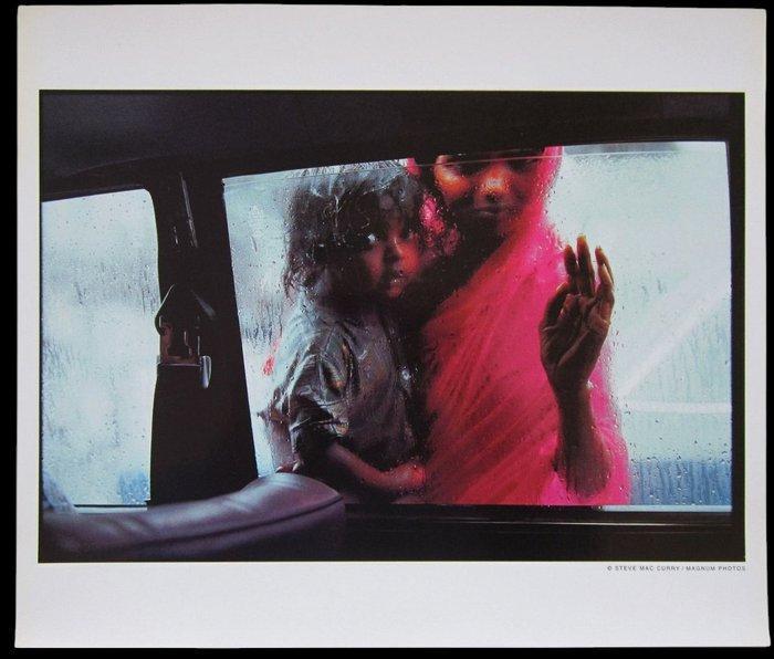 Steve McCurry (1950–) - Madre e bambino al finestrino, Antiek en Kunst, Kunst | Designobjecten