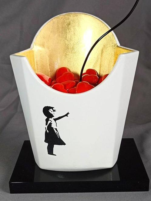 XTC Artist - Sculpture, Mc Banksy Red Gold 19cm - 25 cm -, Antiek en Kunst, Curiosa en Brocante