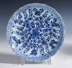 Bord - Een Chinees blauw-wit porseleinen bord, gemerkt