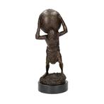 Figurine - Een Bronzen Beeld van Atlas - Bronze, Antiek en Kunst