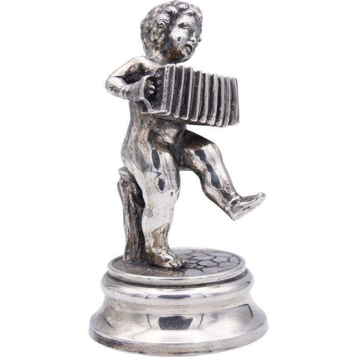 Sculpture, Niño tocando pequeño acordeón o diatónico - 9.5, Antiek en Kunst, Antiek | Zilver en Goud