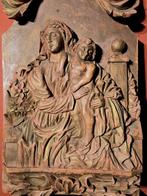 Hoge reliëf houtsculptuur - Maagd met Kind - 37 x 64 cm -
