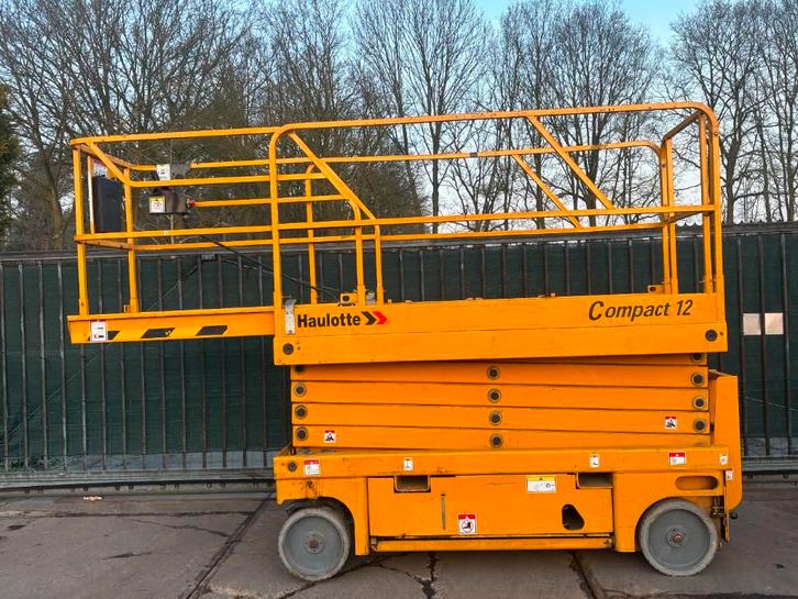 Haulotte Compact 12 12m schaarlift hoogwerker Haulotte, Articles professionnels, Machines & Construction | Ascenseurs, Échafaudages & Échelles