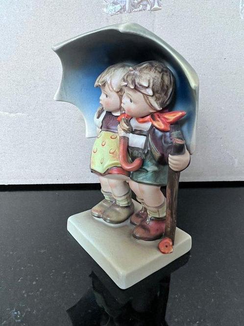 Hummel - Beeldje - M.J. Hümmel: twee kinderen onder een, Antiek en Kunst, Curiosa en Brocante