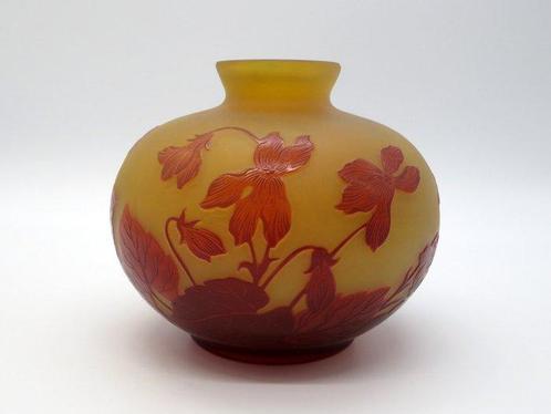 Emile Gallé - Vase -  Motif de clématis sauvage  - Verre de, Antiek en Kunst, Antiek | Glaswerk en Kristal