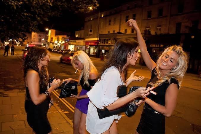 Martin Parr (1952–) - A girls Friday night out on the town., Antiquités & Art, Art | Objets design