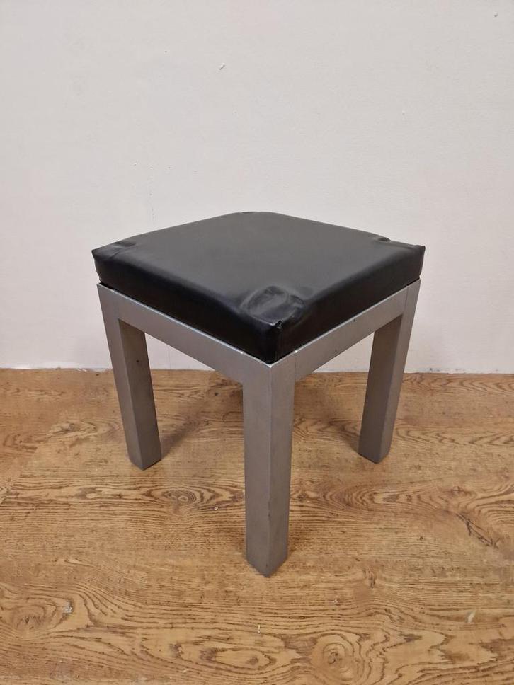 Gebruikte ( bijzet ) Kruk K752- Vintage/Café, Huis en Inrichting, Barkrukken, Ophalen