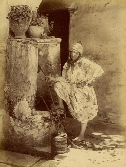 Etienne et Louis Neurdein - Jeune berbère à la fontaine, Antiek en Kunst, Kunst | Tekeningen en Fotografie