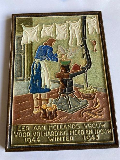 Tegel - Vrouw bij potkachel - De Porceleyne Fles, Delft -, Antiek en Kunst, Antiek | Glaswerk en Kristal