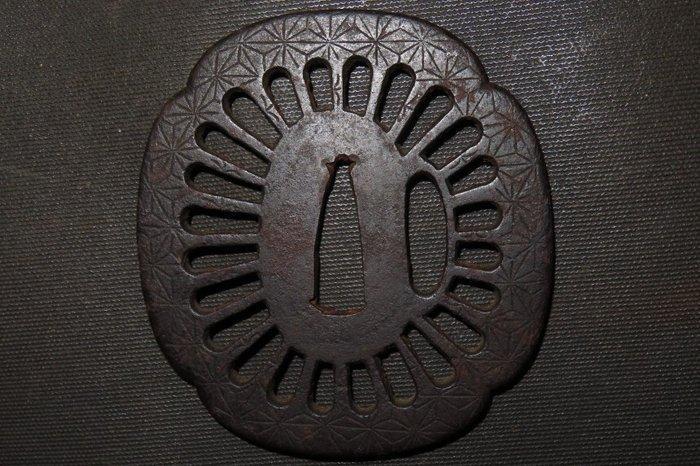 Daito Kikka Sukashi Tsuba : C4-689 - Gietijzer - Japan - Edo, Antiek en Kunst, Antiek | Overige Antiek
