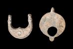 Oud-Romeins Paar bronzen halvemaanvormige amuletten  (Zonder