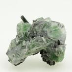 TOP! Levendig groene fluoriet met toermalijn Kristalcluster, Verzamelen