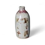Yamakei-yaki Sake Set met Landschapsrelief en Karmozijnrode