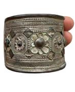 Curieuze en spectaculaire tribale armband van een gemengde