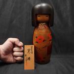 Kantsubaki  / Schattige Sosaku Kokeshi  /