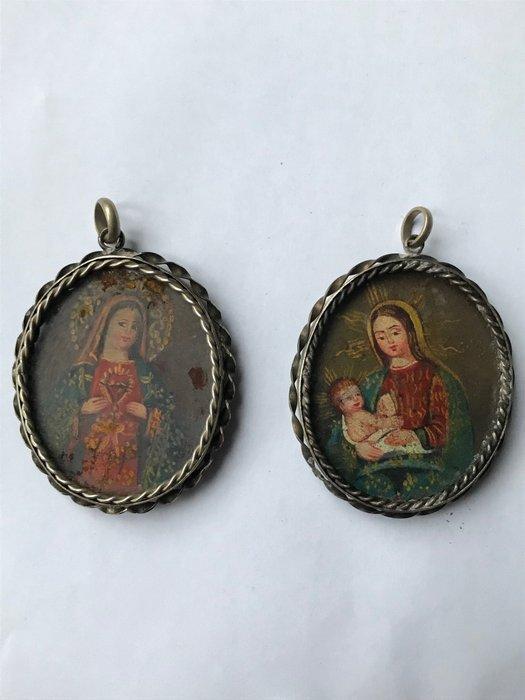 Een paar religieuze medailles met twee gezichten die met de, Antiek en Kunst, Antiek | Boeken en Manuscripten