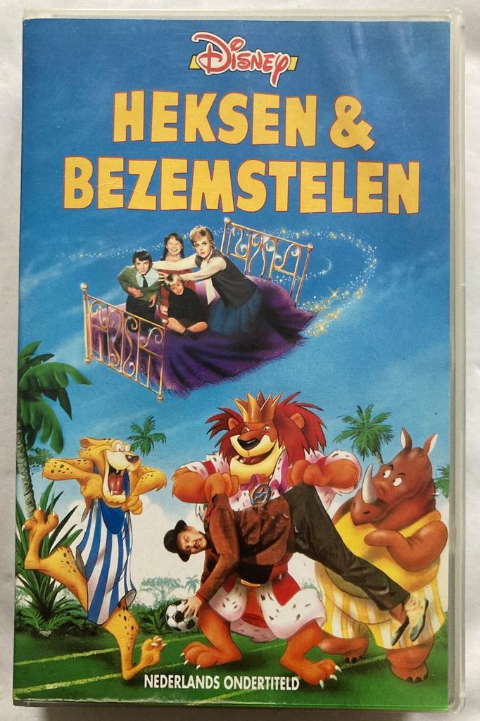 HEKSEN EN BEZEMSTELEN (VHS), Cd's en Dvd's, VHS | Film, Gebruikt