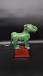 Prachtige vrouwelijke luipaard van het koninkrijk Benin -