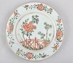 Bord - A CHINESE FAMILLE VERTE PLATE DECORATED WITH PEONIES