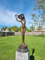 Beeld, XL Bronze Lady with Grapes - 84 cm - Brons, Marmer