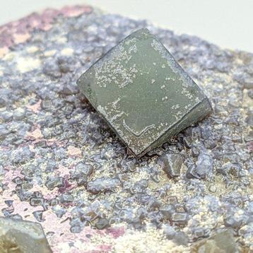 Fluorite verte cubique sur fluorite violette Cristaux sur