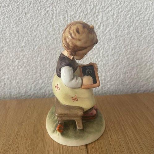 Figurine miniature - “Busy Student” (367) - TMK7 - Céramique, Antiek en Kunst, Curiosa en Brocante