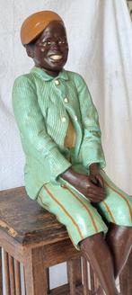 Figuur - Sitzender Junge - Gips