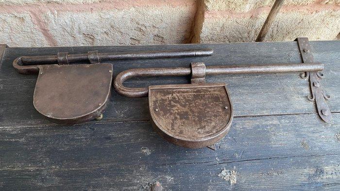 Hangslot (2) - sloten met grendels, Antiek en Kunst, Antiek | Overige Antiek