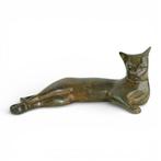 Pierre Chenet (XX-XXI) - sculptuur, Reclining Cat - 24 cm in