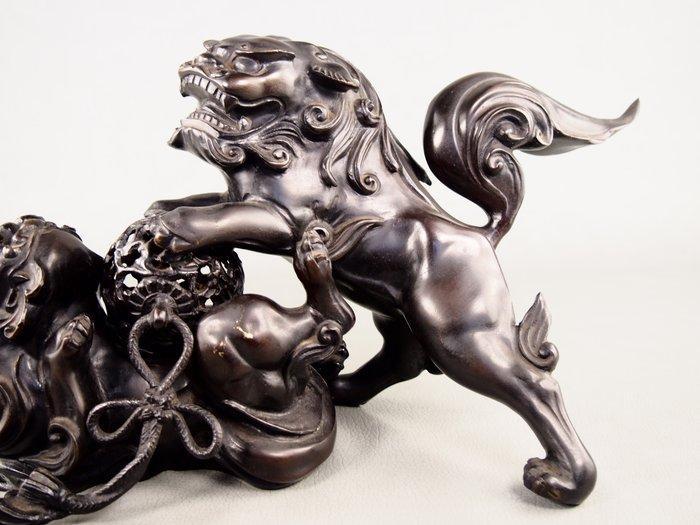 Very rare bronze statue of two lions riding on a ball,, Antiek en Kunst, Antiek | Overige Antiek