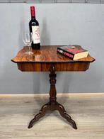 Elegante wortelnotenhouten bijzettafel met lade – jaren 20 -, Antiek en Kunst