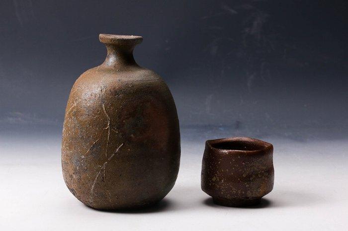 Japanse Bizen Sake Set — Sporen van vlam, gevormd door de, Antiek en Kunst, Antiek | Overige Antiek