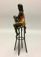 sculptuur, Sexy vrouw op barkruk - 29 cm - Brons