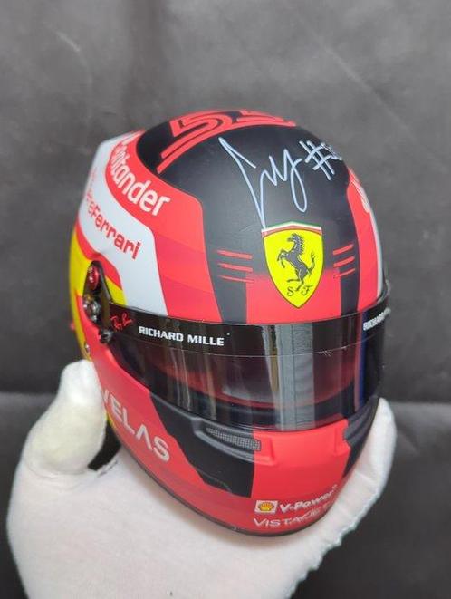 Ferrari - Carlos Sainz - 2022 - Casque à léchelle 1/2, Collections, Marques automobiles, Motos & Formules 1