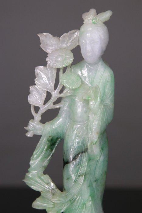 Kwanyin personage beeldhouwwerk in jade jadeïet - Jade,, Antiek en Kunst, Antiek | Overige Antiek