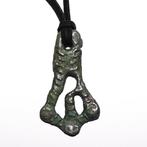 Viking periode Brons beautiful bronze dragon foot amulet -