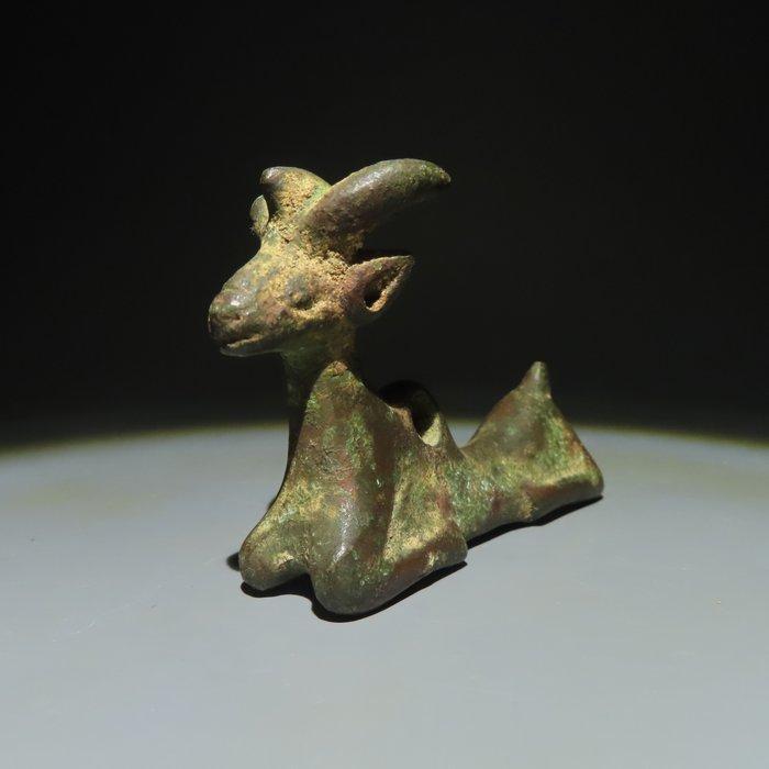 IJzertijd Brons Afbeelding-sieraad in de vorm van een geit., Verzamelen, Mineralen en Fossielen