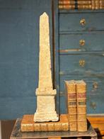 Figuur - Obelisco estilo Napoleón III - H : 40 cm - Steen