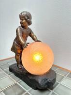 Figurine - Bronzen beeld van een meisje met een lichtgevende, Antiek en Kunst