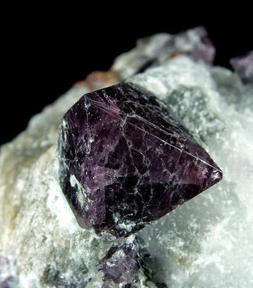 CW1621 Een exemplaar van Spinello op Calciet met Forsteriet