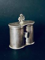 Oliepyxis van Saintes in massief zilver met keurmerk. -