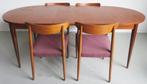 Eettafel - Walnoot, Stof - Vier vintage stoelen