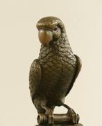 Statuette, Bronzen Amazone Papegaai op bronzen boomstronk -, Antiek en Kunst