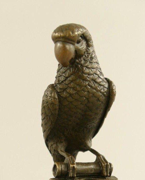 Statuette, Bronzen Amazone Papegaai op bronzen boomstronk -, Antiek en Kunst, Curiosa en Brocante