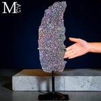 Titanium-behandelde amethist druzy op ijzeren ondergrond -