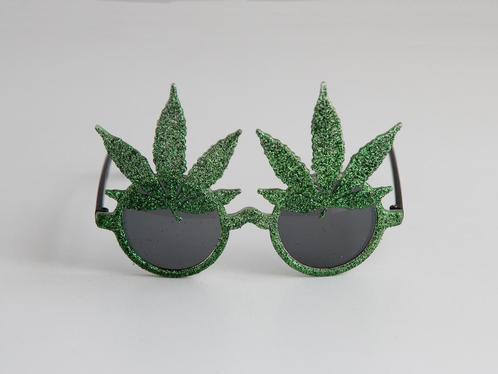 Zonnebril Groene Blaadjes Glitter Groen Montuur Glitters Zwa, Hobby en Vrije tijd, Feestartikelen, Nieuw, Ophalen of Verzenden