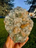 Prachtige stilbite met apophylliet op chalcedoon Kristal op