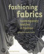 Fashioning Fabrics 9781904772415 Polly Leonard, Verzenden, Zo goed als nieuw, Polly Leonard