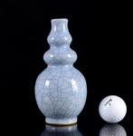 Een zeldzame Chinese claire-de-lune barstglazuur drievoudige