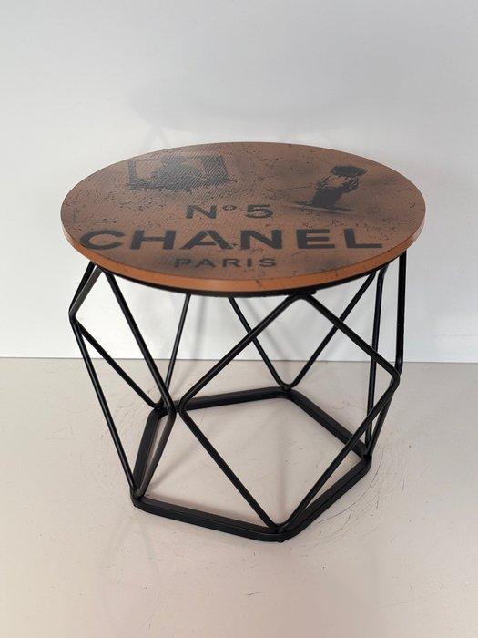 Rob VanMore - Tea-Time Chanel on TV Table - ø40cm, Antiquités & Art, Art | Objets design